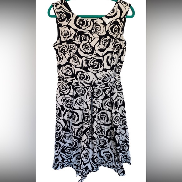 F&F Dresses & Skirts - F&F floral rose black and white dress 
Size 12